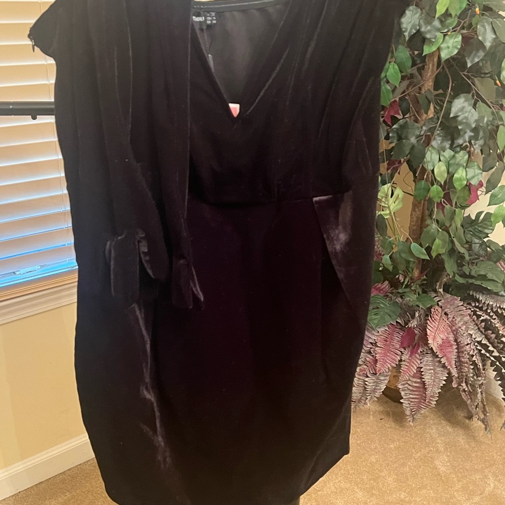 Black Velvet V-Neck Cocktail Dress w/Gloves